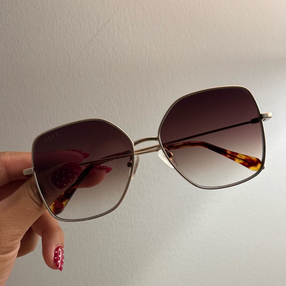 DIFF Iris Sunglasses Women’s - Picture 2 of 4